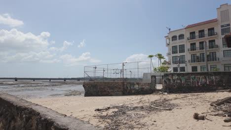 Strandmauer-Und-Gebäude-In-Casco-Viejo,-Panama-Stadt-An-Einem-Klaren-Tag