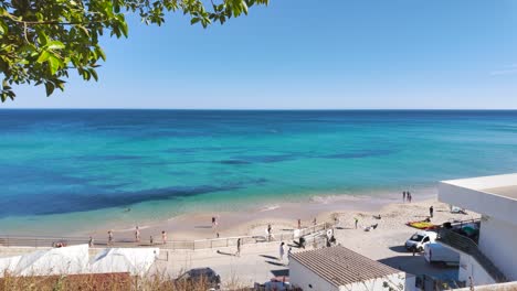 Hermosa-Vista-De-La-Playa-De-Burgau-En-Portugal-Con-Un-Océano-Azul-Claro-Y-Un-Cielo-Soleado