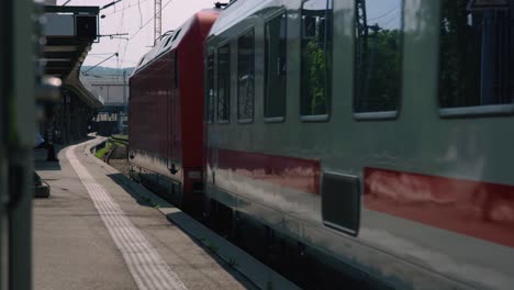 Stuttgart,-Belebter-Deutscher-Hauptbahnhof,-IC-Personenzug,-Der-In-Nahaufnahme-Einfährt