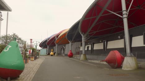 Bunte-Pavillons-Des-Schifffahrtsmuseums-Von-La-Rochelle,-Frankreich