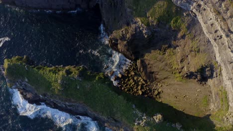 Vista-Aérea-Del-Océano-Atlántico-Y-Los-Bordes-De-Los-Icónicos-Acantilados-De-Moher