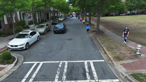 Gente-Haciendo-Jogging-En-La-Calle-Durante-Una-Carrera-Benéfica-En-Estados-Unidos