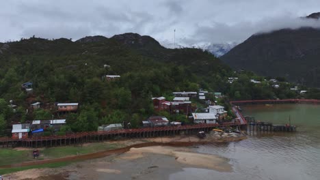 Luftaufnahme-Des-Holzwegs-Entlang-Der-Küste-Und-Caleta-Tortel,-Chile,-Küstengemeinde-Und-Landschaft