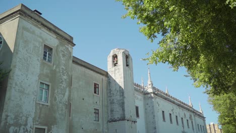 Fachada-Del-Museo-De-Azulejos-Del-Monasterio-De-Lisboa-Con-Cielo-Azul