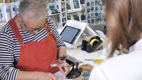 Artista-De-Arcilla-Polimérica-Que-Demuestra-La-Técnica-De-Elaboración-De-Aretes-A-Un-Cliente