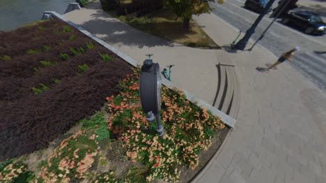 Mechanical-Street-Clock-Near-Busy-Intersection-in-Vilnius,-Lithuania