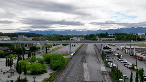 Vista-Aérea-De-Las-Montañas-Con-Vistas-A-Anchorage,-Alaska.