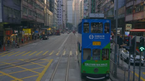 Vista-Frontal-Del-Tranvía-De-Hong-Kong-Durante-El-Día-En-El-Distrito-De-Wan-Chai