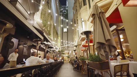 Pasando-Lentamente-Por-Un-Callejón-Con-Elegantes-Restaurantes-Y-Cafés-Al-Aire-Libre,-Ash-Street-Sydney,-Australia