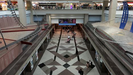 Vista-Aérea-De-Los-Pasajeros-Que-Salen-Del-Sistema-De-Tránsito-Automatizado-Con-Guía-Del-Aeropuerto-Internacional-De-Denver-En-La-Terminal-A