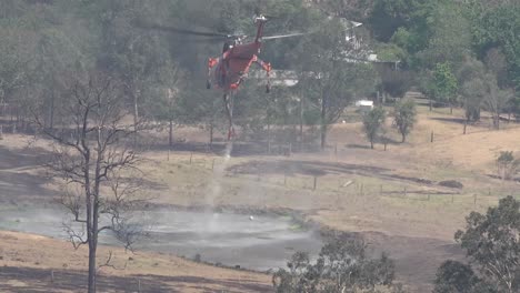 Der-Erickson-Sky-Crane-Helikopter-Füllt-Wasser-Aus-Einem-Staudamm,-Um-Buschbrände-Zu-Bekämpfen-(heranzoomen)