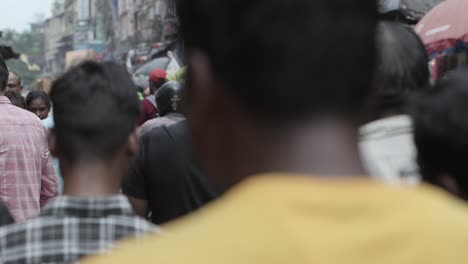 People-are-busily-walking-on-the-road