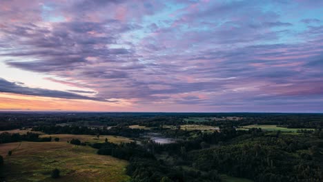 Lebendige-Farben-über-Der-Landschaft-In-Der-Blauen-Stunde