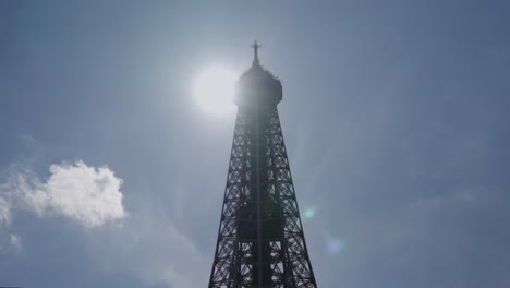 Spitze-Des-Eiffelturms-Mit-Hintergrundbeleuchtung