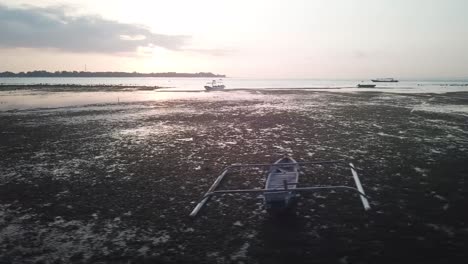 Boats-on-a-beach-on-a-low-tide-during-sunset-in-Gili-Air