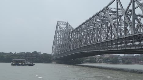 Die-Howrah-Brücke-Ist-Asiens-Längste-Auslegerbrücke,-Die-1983-Von-Der-East-India-Company-Gebaut-Wurde