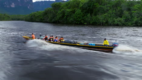 Viajeros-En-Una-Lancha-Rápida-Por-El-Río-Churun-Hacia-Las-Cataratas-Del-Ángel