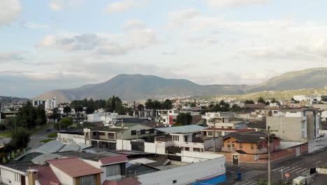 Panorama-Drohnenaufnahme-Der-Stadt-Ibarra,-Ecuador