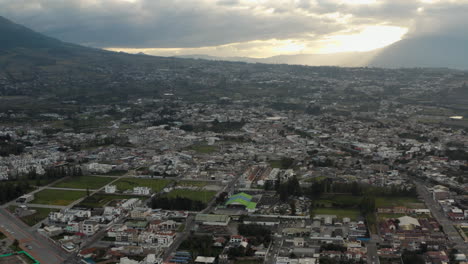 Toma-Panorámica-De-Drones-De-La-Ciudad-De-Ibarra,-Ecuador.