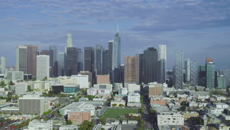 Schwenkbare-Drohnenansicht-Der-Wolkenkratzer-Von-Los-Angeles-In-Der-Ferne