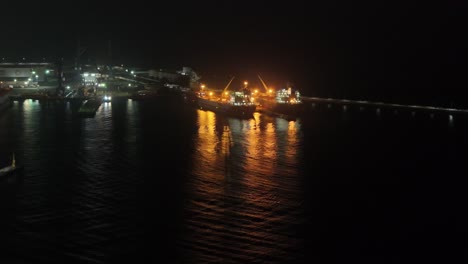 Toma-Nocturna-De-Barcos-De-Carga-Cargando-En-Veracruz,-México