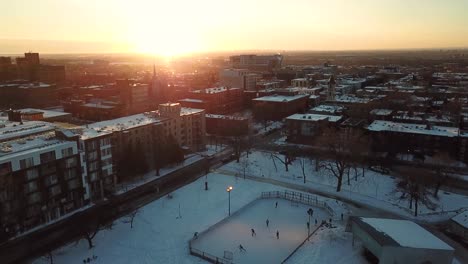 Hermosa-Puesta-De-Sol-En-Invierno-En-Montreal,-Quebec,-Canadá,-Sobre-Un-Parque-Al-Aire-Libre-Con-Pista-De-Hockey