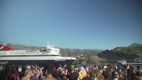 Gente-Esperando-El-Barco-En-El-Puerto.-El-Barco-Llega-Para-Recoger-A-Los-Pasajeros-En-El-Puerto-Griego.-Mar-Egeo.-Vacaciones-De-Verano.-Gente-Feliz-Relajándose.-Felices-Vacaciones.-Día-Soleado-Y-Caluroso-De-Verano.