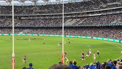 North-Melbourne-Räumt-Den-Ball-Aus-Der-Abwehrlinie-Gegen-Die-West-Coast-Eagles-Im-Optus-Stadium