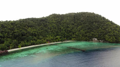 Vista-Aérea-De-La-Isla-Kri,-Raja-Ampat,-Indonesia,-Tiro-Hacia-Atrás-Con-Plataforma-Rodante