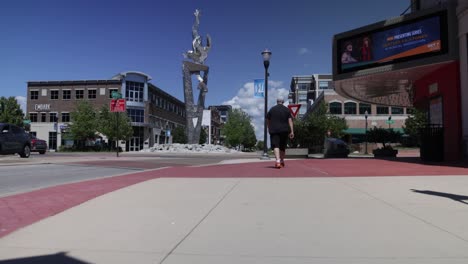 Hombre-Caucásico-De-Mediana-Edad-Caminando-Por-El-Centro-De-Muskegon,-Michigan