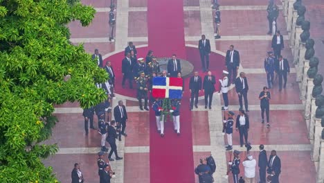 El-Presidente-Luis-Abinader-Camina-Hacia-El-Altar-De-La-Patria-Con-Su-Esposa-Y-Comitiva-Para-Entregar-El-Tributo-Floral-En-Una-Toma-Aérea,-Capturando-La-Ceremonia-Del-Día-De-La-Independencia