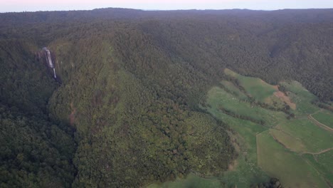 Montañas-Boscosas-De-La-Cordillera-Kaimai-Que-Rodean-Las-Cataratas-Wairere,-Cerca-De-Matamata,-En-La-Isla-Norte,-Nueva-Zelanda