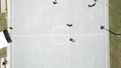 Luftaufnahme-Von-Schülern,-Die-Auf-Einem-Außenplatz-Einer-Schule-Sport-Treiben