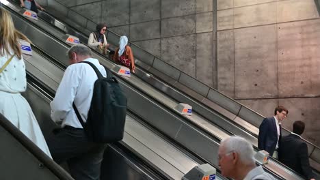 Bitte-Stehen-Sie-Rechts,-Westminster-Station,-London,-Großbritannien