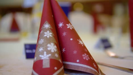 Serviette-Mit-Weihnachtsdeko-Auf-Gedecktem-Tisch,-Im-Hintergrund-Tischkarte