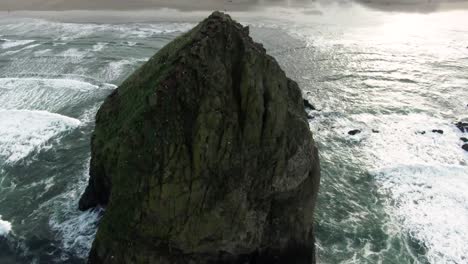 Imágenes-Aéreas-De-Arriba-Hacia-Abajo-Del-Emblemático-Monumento-De-La-Costa-De-Oregón,-Haystack-Rock,-En-Cannon-Beach,-Oregón