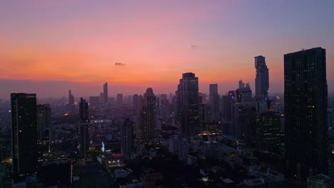 Dramatische-Szene-Der-Sonnenuntergangs-Skyline-Von-Bangkok-In-Thailand,-Südostasien