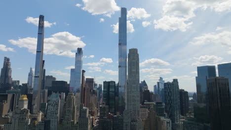 Vista-Aérea-Inclinada-Frente-Al-Rascacielos-De-Billionaires-Row,-Verano-En-Nueva-York