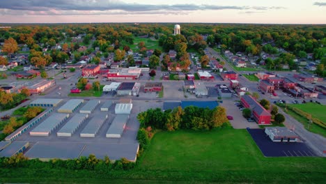 Establecimiento-De-Una-Estación-Aérea-En-East-Moline,-Illinois:-Una-Pintoresca-Ciudad-Del-Medio-Oeste-Con-Una-Icónica-Torre-De-Agua