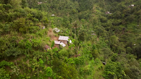 Pequeñas-Casas-De-Pueblo-únicas,-En-La-Ladera-De-Una-Colina,-Rodeadas-De-Un-Bosque-Verde-Fresco-En-Las-Montañas-De-Amed,-Bali