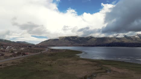 Drone-Flying-Low,-Showcasing-The-Beautiful-Dique-La-Angostura-In-Tafí-Del-Valle,-Argentina