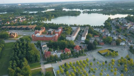 Wunderschöne-Vogelperspektive-Auf-Farbenfrohe-Gebäude-Und-Grüne-Bäume-Und-Gebiete-Mit-Einem-Schönen-See-In-Der-Nähe,-Schwerin,-Deutschland,-Luftaufnahme-In-Zeitlupe