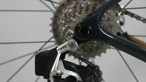 Detail-Des-Modernen-Straßenfahrrads,-Rennrad,-Elektrofahrradstift,-Sram,-Kettenräder,-Shimano