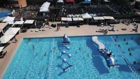 Vista-Desde-Un-Dron-De-Una-Piscina-Italiana