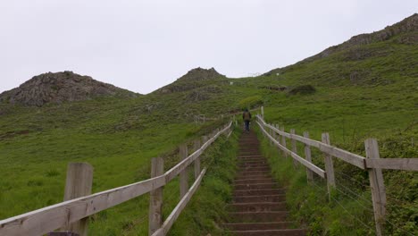 Hombre-Subiendo-Las-Escaleras-En-Brean,-Inglaterra