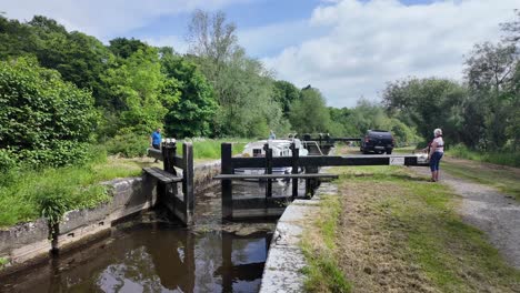 Irland:-Epische-Orte,-Boot-Nach-Einfahrt-In-Die-Schleuse-Auf-Dem-Barrow-River,-Carlow,-Irland