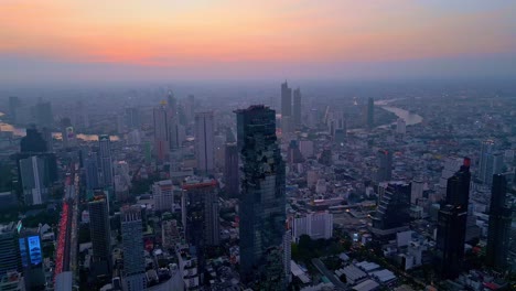 Paisaje-Urbano-Abarrotado-De-Edificios-Altos-En-El-Centro-De-Bangkok,-La-Capital-De-Tailandia