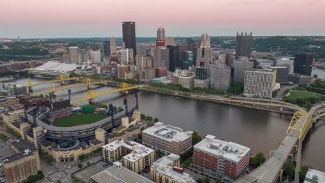 Parque-PNC-En-Pittsburgh-Con-El-Horizonte-De-La-Ciudad-Y-El-Puente-Roberto-Clemente-Sobre-El-Río-Allegheny