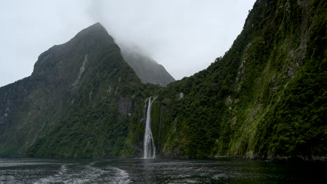 Vista-Aérea-De-La-Cascada-Stirling-En-El-Fiordo-De-Milford-Sound-En-Nueva-Zelanda