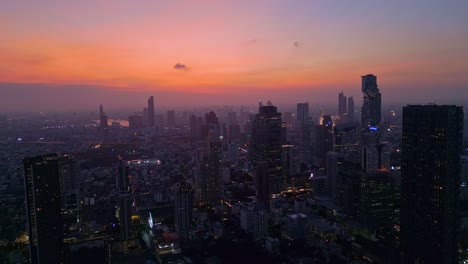 Vista-Panorámica-De-Rascacielos-Futuristas-Durante-La-Puesta-De-Sol-En-Bangkok,-Tailandia